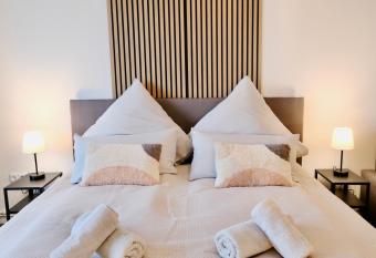 Charmantes Studio in Messe-N  he mit Parkplatz allows 18 year olds to book a room