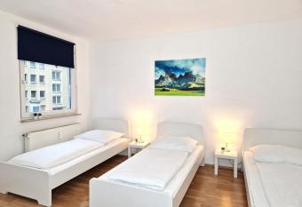 Meribu F85-87 Wohnung f  r Monteure und Arbeiter allows 18 year olds to book a room