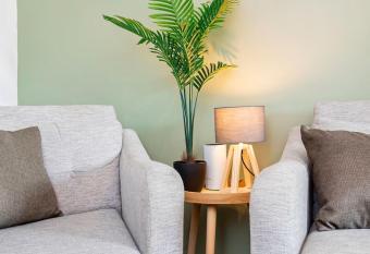 Cozy Apt Business and Family Friendly apartment allows 18 year olds to book a room