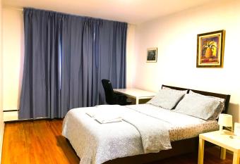 Big Private Room MidMontreal next to station metro - Parking free has Balcony rooms