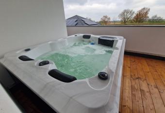 Apartment Nia mit Sauna und Whirlpool has rooms with a private hot tub