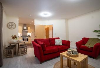 Cosy 2 Bedroom flat in Stevenage allows 18 year olds to book a room