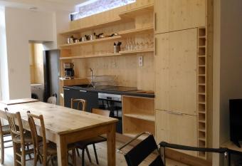 Lons appartement T1 centre ville allows 18 year olds to book a room