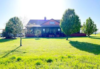 Luxurious farm house! 5-bed, 4 bath, pool and spa. has Balcony rooms