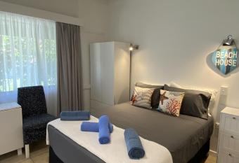 COST EFFECTIVE ISLAND ESCAPE! Studio Unit, Nelly Bay has Balcony rooms