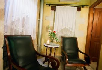 IFIGENIA TRAD.ROOMS IN OLDTOWN BY.MARIOS has rooms with a private hot tub