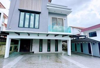 Near ksl bungalow near midvalley BBQ Karaoke wifi 300Mbps has rooms with a private hot tub