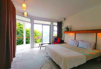 Lonos Circle Ocean View Room allows 18 year olds to book a room