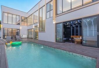             4   5      ktv                      has Smoking/Balcony rooms