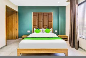 Elite Boutique Hotel has rooms with a private hot tub