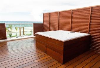 Ocean Dream Cancun by GuruHotel has rooms with a private hot tub