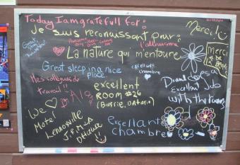 Motel Lennoxville allows 18 year olds to book a room