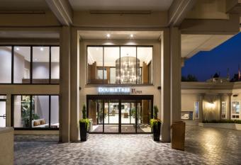 DoubleTree by Hilton Hotel & Suites Victoria allows 18 year olds to book a room