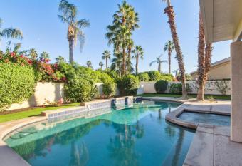 Paradisal Lake LaQuinta Home with Spa! has rooms with a private hot tub