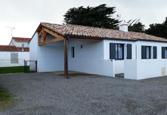 Un petit coin de paradis has Balcony rooms