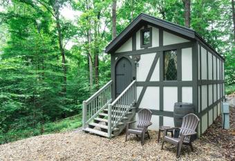 Tiny Home Cottage Near the Smokies #2 Lotte allows 18 year olds to book a room