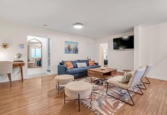 Lakeside Bliss Breathtaking View allows 18 year olds to book a room