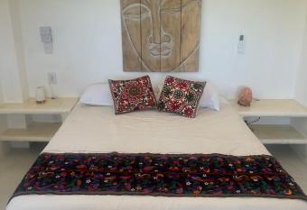 Buda Blanca 5 min caminando a la playa has Balcony rooms