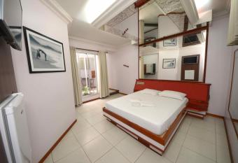 PARK MOTEL allows 18 year olds to book a room