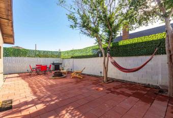 Your Downtown Cozy Studio With Backyard Unit C allows 18 year olds to book a room