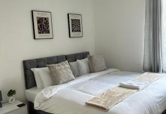 Comfy 3 Bed House - Free parking allows 18 year olds to book a room