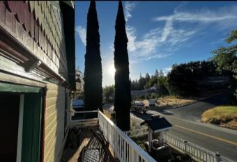 All Seasons Groveland Inn has rooms with a private hot tub