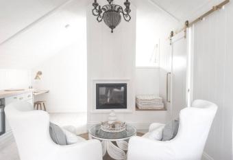 Light & Airy Couples Retreat - *FREE* Mini Bar has rooms with a private hot tub