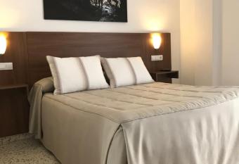 Hostal Restaurante El Cruce has Balcony rooms