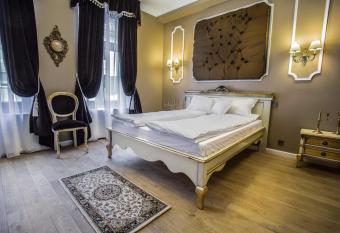 Casa Timpuri Vechi allows 18 year olds to book a room