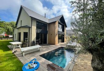 Magnifique Villa avec piscine + d  pendance allows 18 year olds to book a room