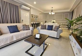 The Residence At Timog Park has rooms with a private hot tub