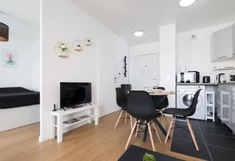 City Chic Apartment between Paris & Disneyland has Balcony rooms