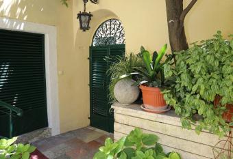 Studio Stari Grad allows 18 year olds to book a room