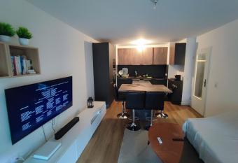 cosy appartement proche de la D  fense has Balcony rooms