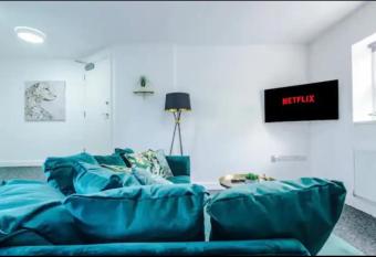 St Helens - Cosy 1 Bed allows 18 year olds to book a room