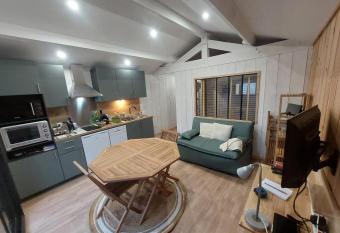 La Cabane 14 has Balcony rooms