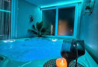 Luxor - Jacuzzi&Cozy Apartments has rooms with a private hot tub