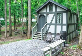 Tiny Home Cottage Near the Smokies #4 Stella allows 18 year olds to book a room