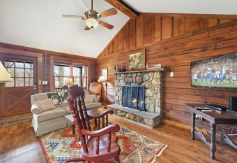 Log cabin on peaceful river has Balcony rooms