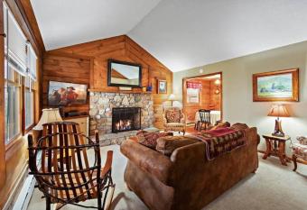 Classic Log Cabin with Fireplace on Quiet River has Balcony rooms
