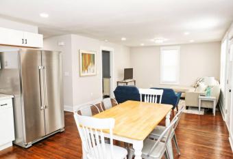 Sunny Hill Cottage with 4 Beds allows 18 year olds to book a room