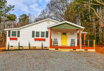 Three Bedroom Outdoorsy Escape in Huntersville allows 18 year olds to book a room