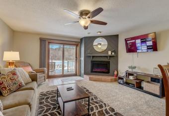 Stephs Waterfront Retreat Sunset Cove 303 has rooms with a private hot tub