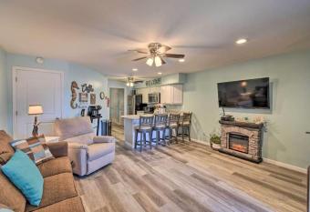 Ethels Beachfront Getaway has rooms with a private hot tub