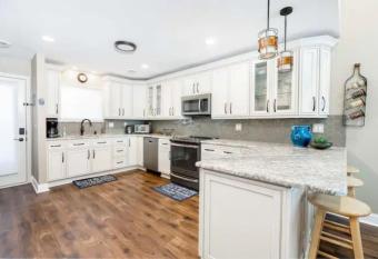 Lakefront Penthouse Fully Upgraded Panoramic Views Boat Slip Indoor Outdoor Pool allows 18 year olds to book a room