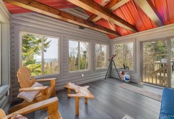 Hidden Haven Seclusion On The Superior Shoreline has Balcony rooms