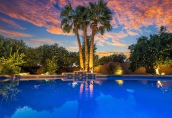 The Rustic Retreat: Luxury Oasis, 5 min to TPC Golf has rooms with a private hot tub