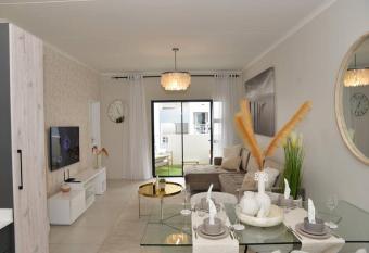 Elcaro Luxury Villas-Urban Taupe allows 18 year olds to book a room