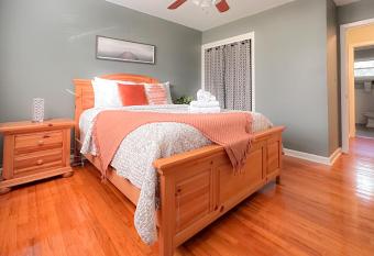 Peaceful Bungalow Near Capitol, Campus & Hospitals allows 18 year olds to book a room