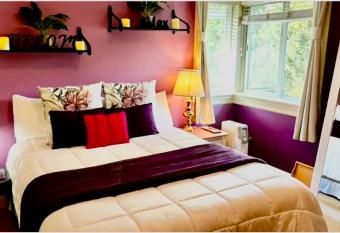 Spacious & Cosy, Private Queen Room & Bath in West Cloverdale allows 18 year olds to book a room